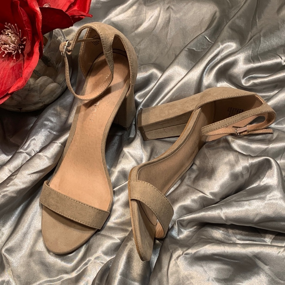 🌹Madden Girl “BEELA” • Tan Strappy Block Heel Faux Suede • Retro